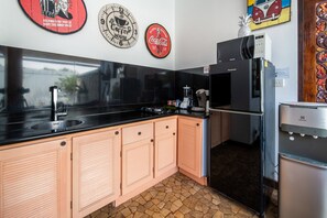 Frigorífico, microondas, placa de cocina y tostadora
