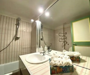 Dusche, Haartrockner, Bidet, Handtücher