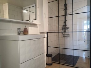 Dusche, Haartrockner, Handtücher