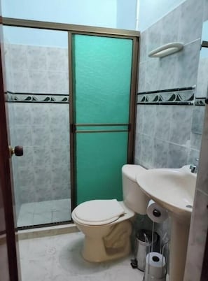 Douche, serviettes fournies, savon