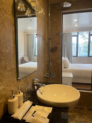 Deluxe Room | Bathroom | Shower, hydromassage showerhead, free toiletries, hair dryer - TRA LINH HOTEL (Huu Lung)