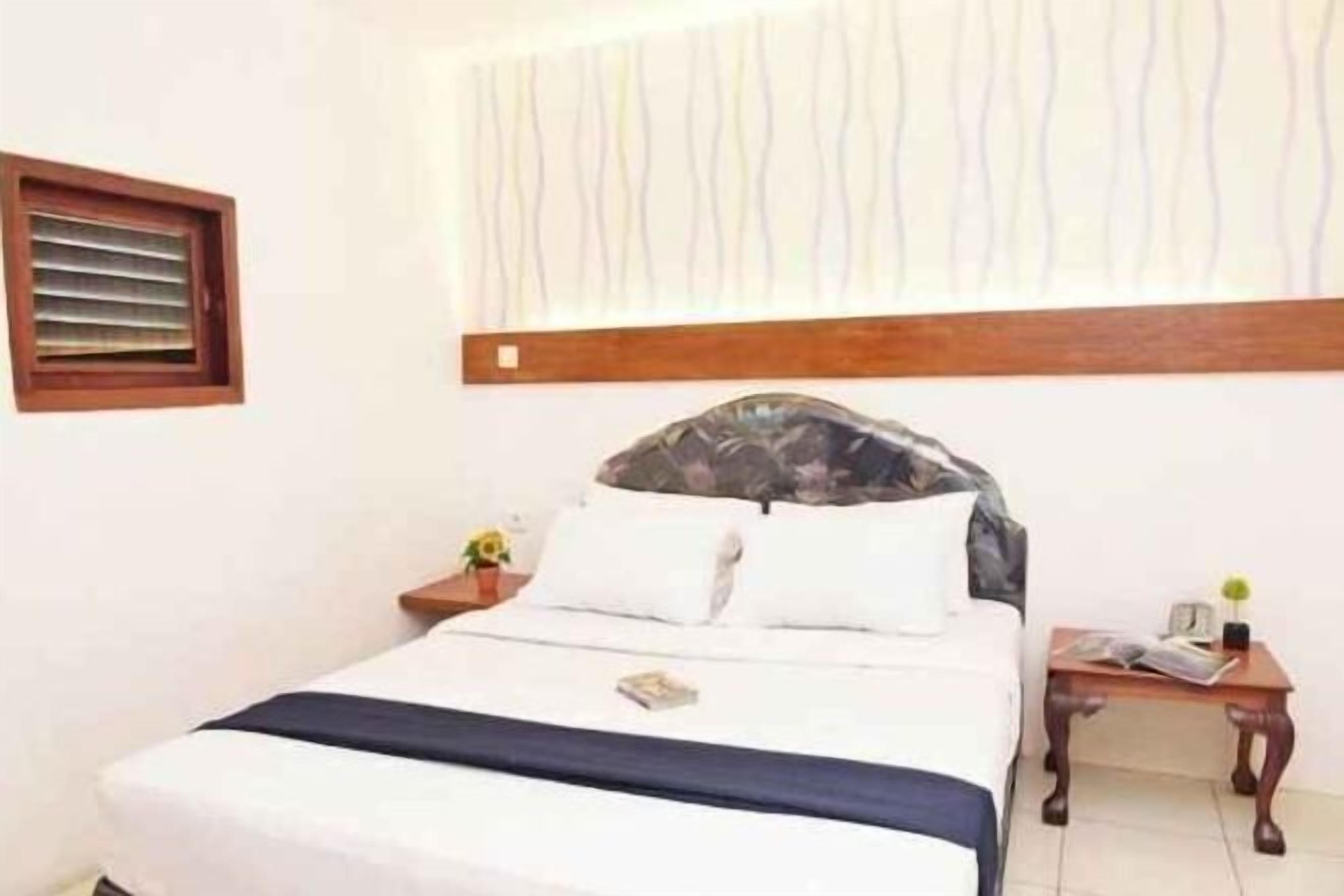 Desk, laptop workspace, soundproofing, free WiFi