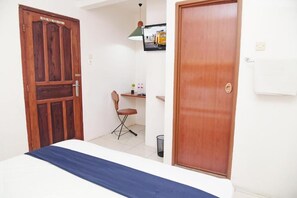 Desk, laptop workspace, soundproofing, free WiFi - Hotel Olympic Semarang (Semarang)