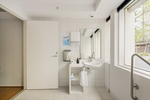 مجففات شعر، مناشف، صابون، شامبو