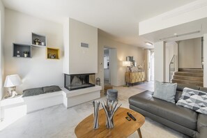TV, fireplace