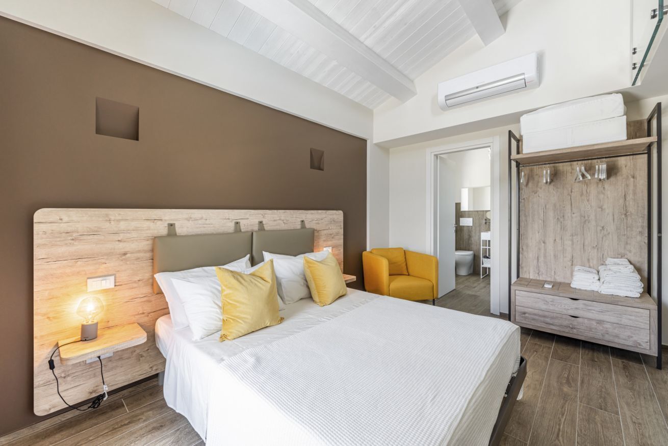 7 bedrooms, iron/ironing board, WiFi, bed sheets