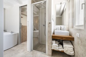 Bathtub, hair dryer, bidet, towels - Villa Ada By MMega Villas  (Lapedona)