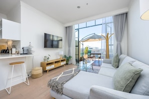 Departamento Deluxe | Área de sala de estar | Smart TV de 45 pulgadas con canales digitales, televisión y Netflix