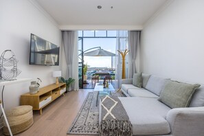 Departamento Deluxe | Área de sala de estar | Smart TV de 45 pulgadas con canales digitales, televisión y Netflix