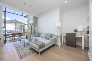 Departamento Deluxe | Área de sala de estar | Smart TV de 45 pulgadas con canales digitales, televisión y Netflix