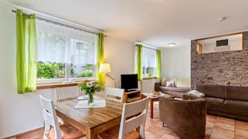 Een televisie, een dvd-speler en een stereo