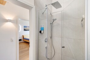 Badekar, hårtørrer, håndklæder