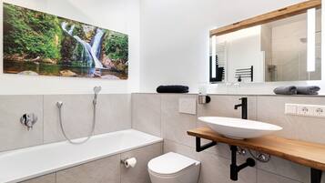 Badewanne, Haartrockner, Handtücher