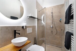 Een douche, een haardroger, handdoeken