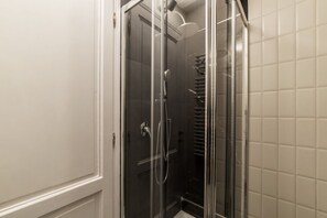 Douche, sèche-cheveux, bidet, serviettes fournies