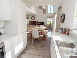 Cottage | Cucina privata | Lavastoviglie, pentole/stoviglie/utensili