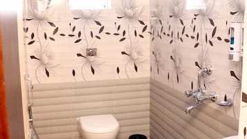 Shower, rainfall showerhead, free toiletries, slippers