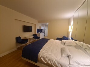 1 bedroom, in-room safe, free WiFi, bed sheets