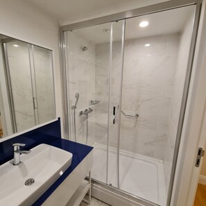 Dusche, Haartrockner, Handtücher