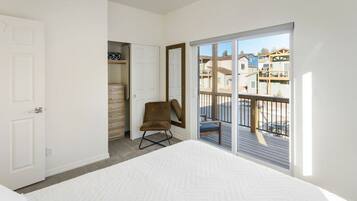 3 bedrooms, desk, iron/ironing board, travel cot