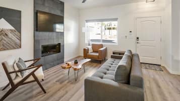 Smart TV, chimenea y monitor de computadora