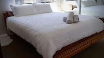 2 bedrooms, iron/ironing board, WiFi