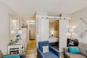 1 bedroom, iron/ironing board, internet, bed sheets - Charming beach-view studio with 2 oceanfront pools & kitchenette - walk to beach (Pawleys Island)