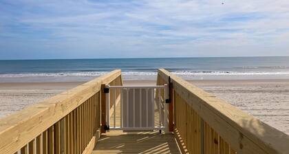 Charming beach-view studio with 2 oceanfront pools & kitchenette - walk to beach