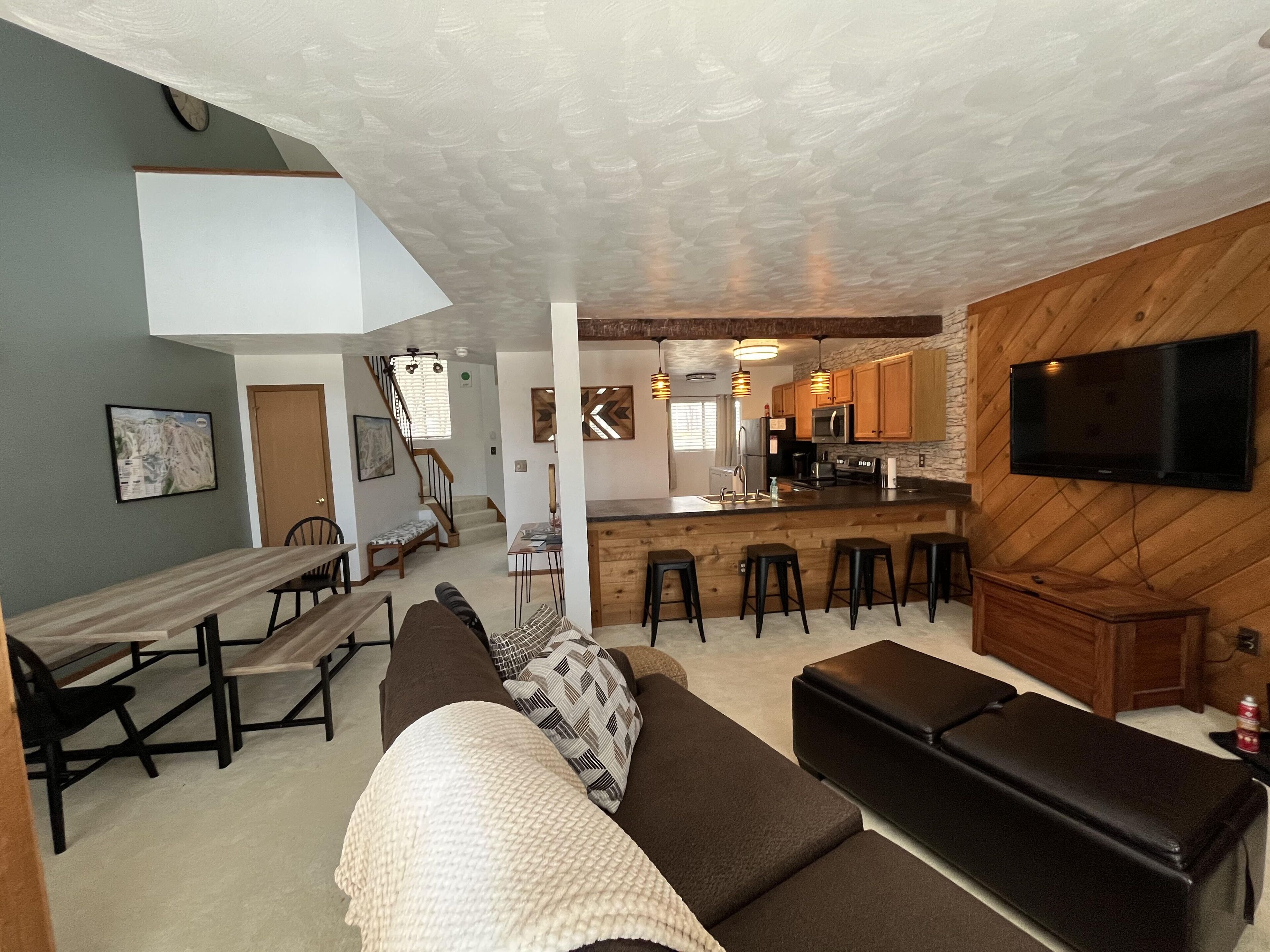 Townhome 2 bedroom, 2 1/2 bath sleeps 6, resort amenities and walkable to slopes
