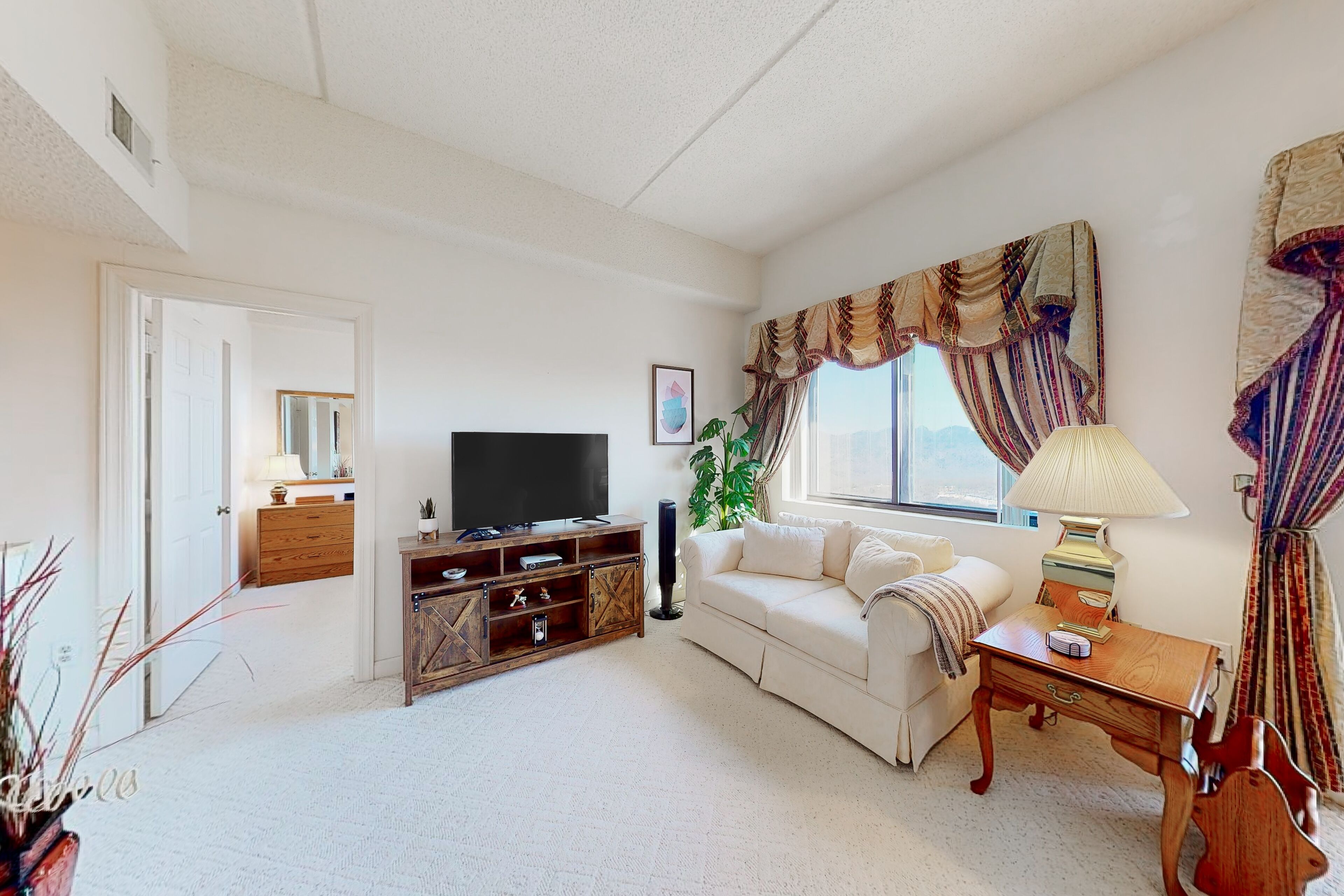 Mountain-top condo with amazing views, pool, hot tub, gym, & W/D