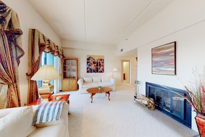 TV - Mountain-top condo with amazing views, pool, hot tub, gym, & W/D (Sugar Mountain)