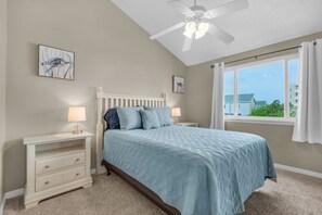 2 slaapkamers, een bureau, een strijkplank/strijkijzer, reisbedje