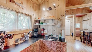Fridge, oven, stovetop, cookware/dishes/utensils