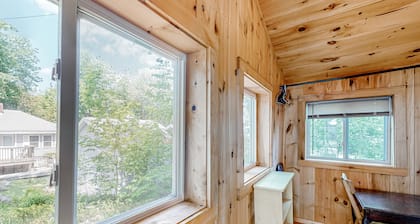 Dog-friendly studio cabin with deck, kitchenette, & fast WiFi - steps to Acadia