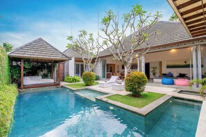 Hồ bơi ngoài trời 