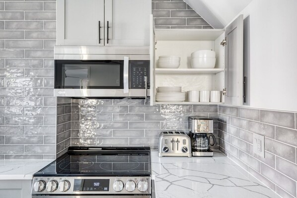 Refrigerador, microondas, horno, placa de cocina