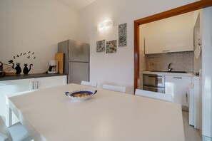 Kühlschrank, Mikrowelle, Geschirrspüler, Toaster