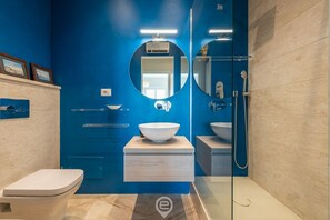 Ducha, secador de pelo, bidet, toallas