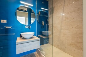 Chuveiro, secador de cabelo, bidê, toalhas de banho