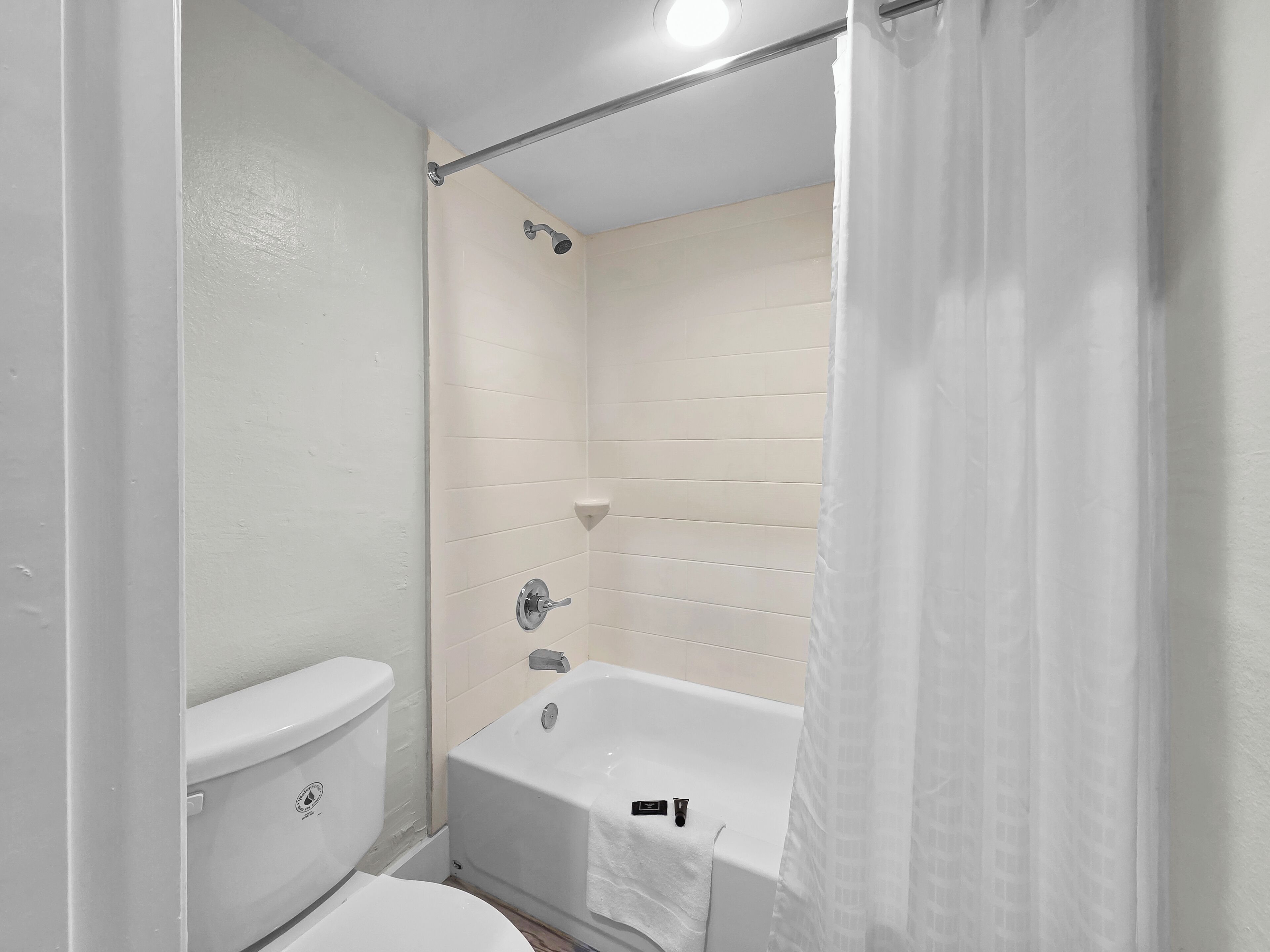 Suite familiar, 1 habitación, para no fumadores, vista parcial al océano | Baño | Regadera tipo lluvia, toallas, jabón, shampoo 