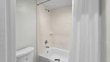 Suite familiar, 1 habitación, para no fumadores, vista parcial al océano | Baño | Regadera tipo lluvia, toallas, jabón, shampoo