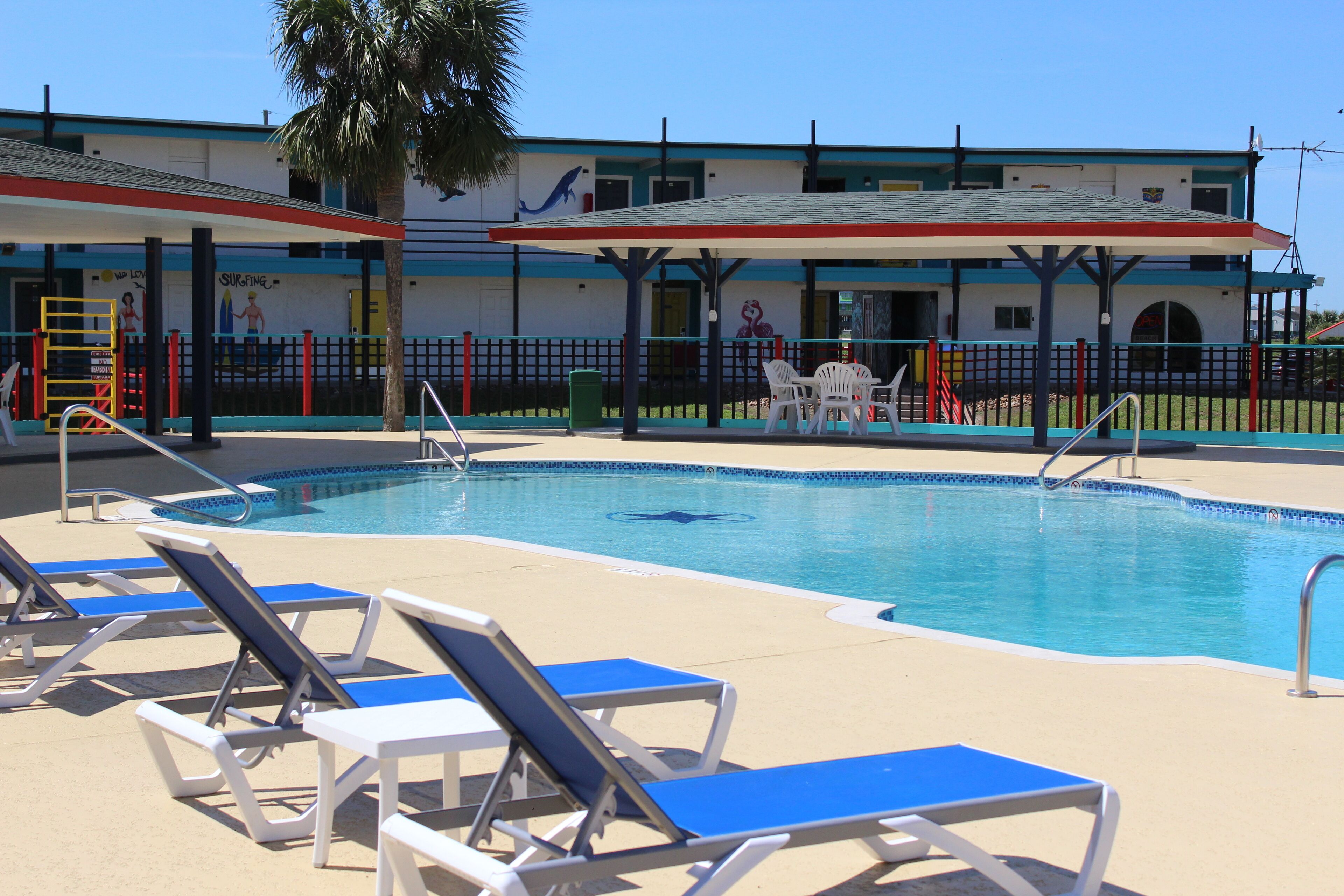 Een seizoensgebonden buitenzwembad, gratis zwembadcabana's en ligstoelen