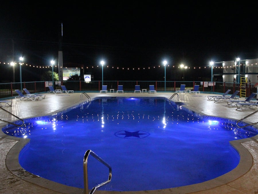 Een seizoensgebonden buitenzwembad, gratis zwembadcabana's en ligstoelen