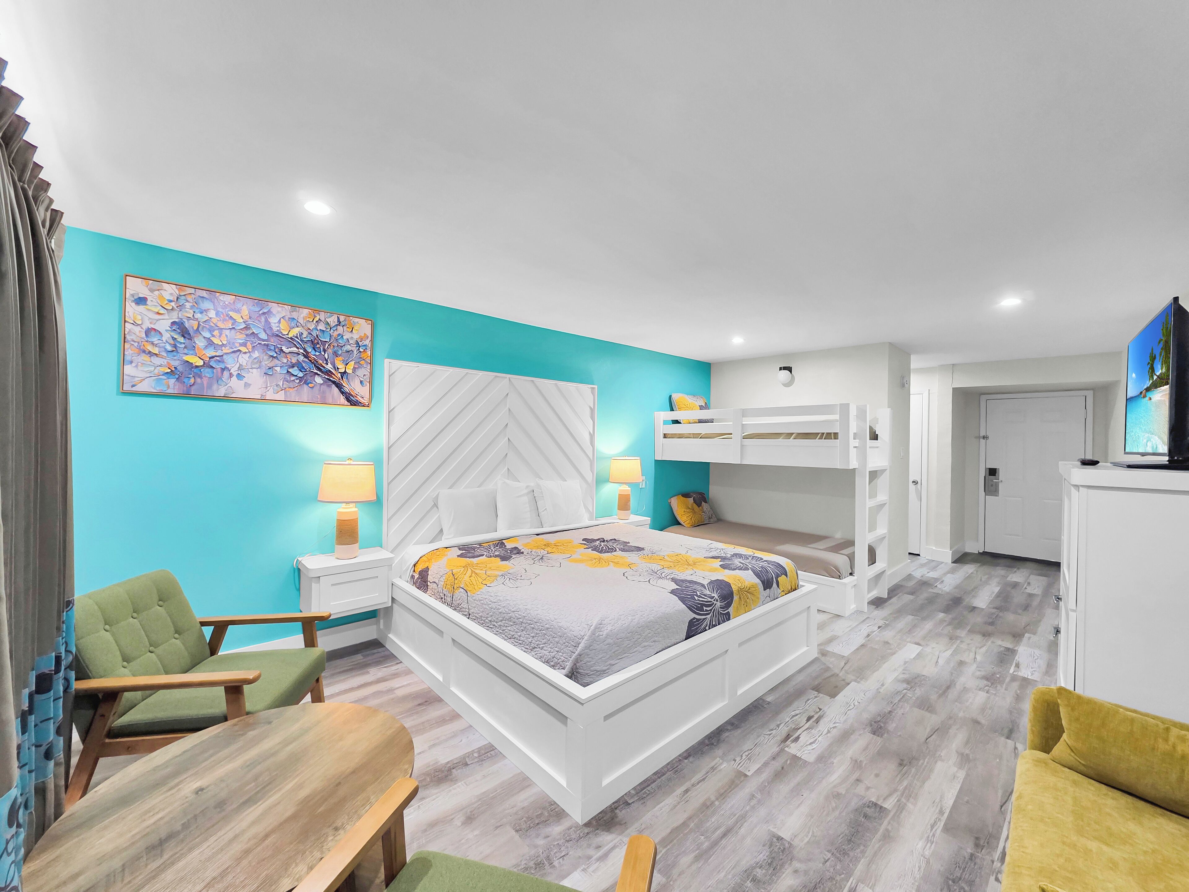 家庭套房, 1 間臥室, 非吸煙房, 部分海景 | 羽絨被、記憶棉床墊、獨特設計、獨特裝修