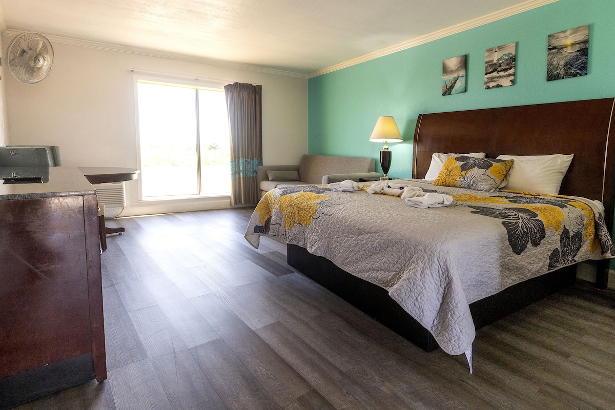 Comfort Suite, 1 King Bed with Sofa bed, Non Smoking | 1 bedroom, down comforters, memory foam beds, individually decorated