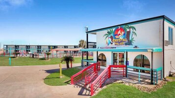Un edificio con un letrero que dice 'Crystal Palace' y una escalera roja que lleva a la entrada.