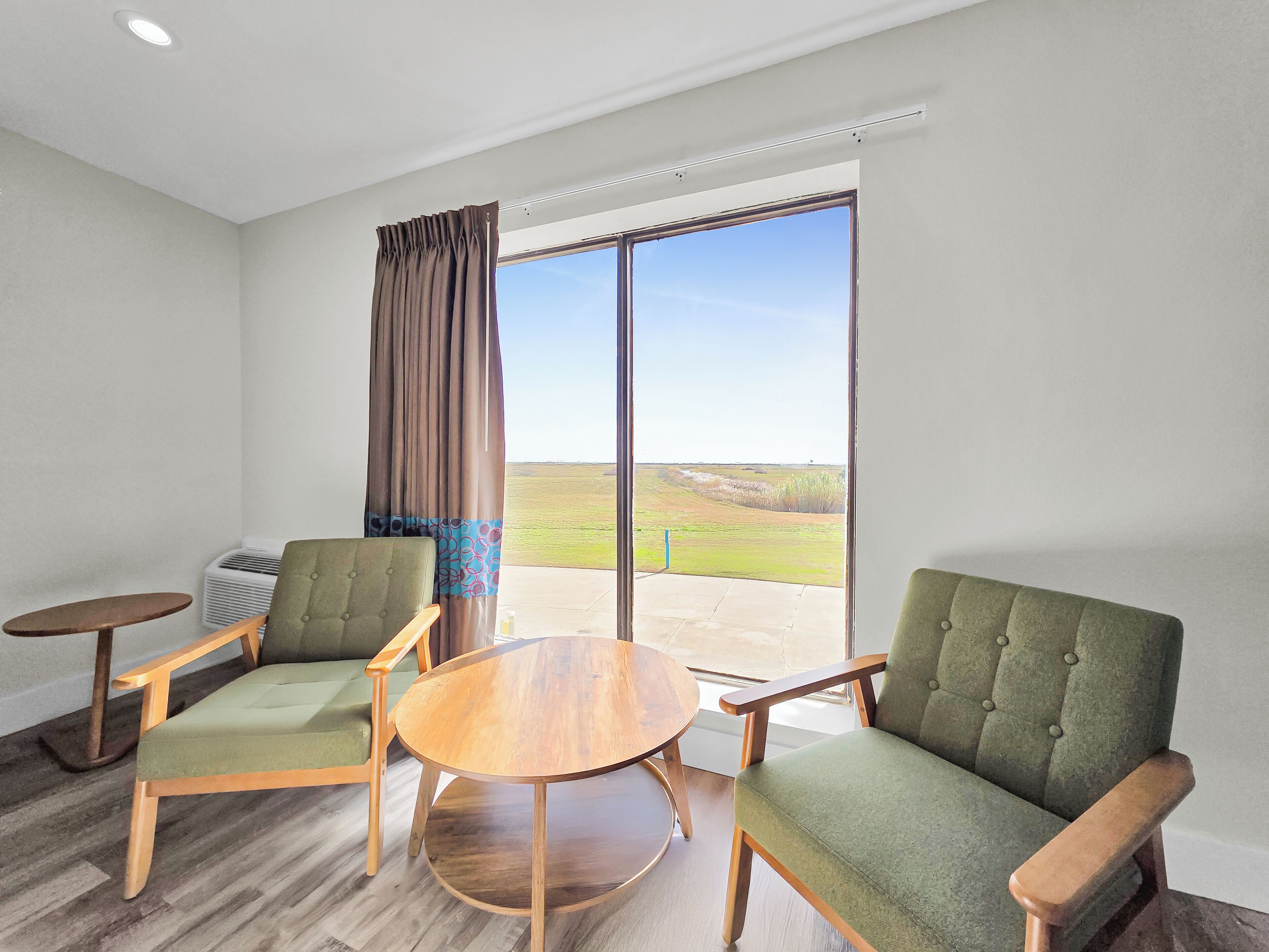 家庭套房, 1 間臥室, 非吸煙房, 部分海景 | 羽絨被、記憶床墊、獨特裝潢、布置獨特