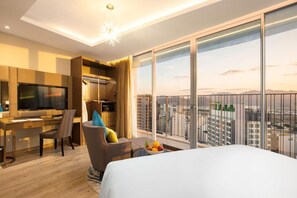 Deluxe Studio Suite, City View | Egyptian cotton sheets, premium bedding, down comforters