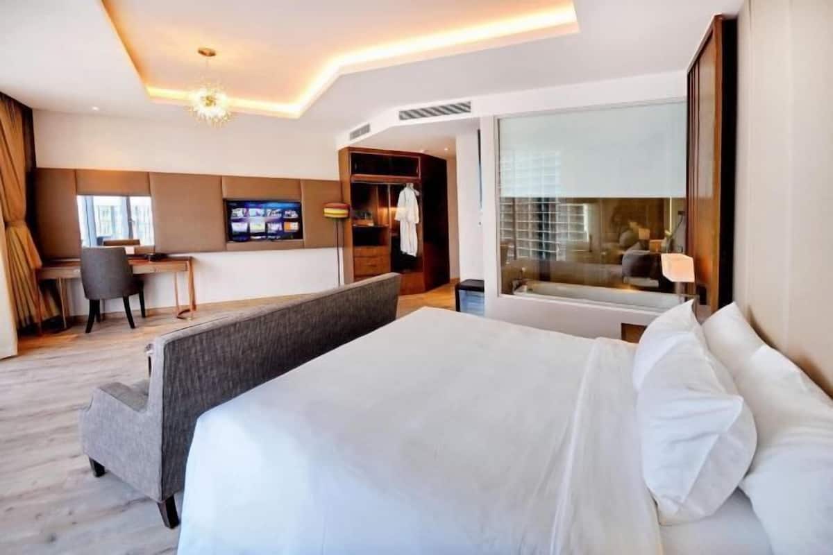 1 bedroom, Egyptian cotton sheets, premium bedding, down duvets