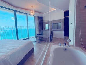 Suite Grand, bañera de hidromasaje, vistas al mar | Sábanas de algodón egipcio y ropa de cama de alta calidad
